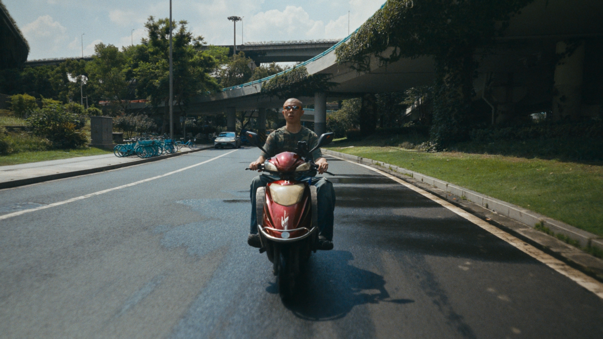道路上骑摩托车的人