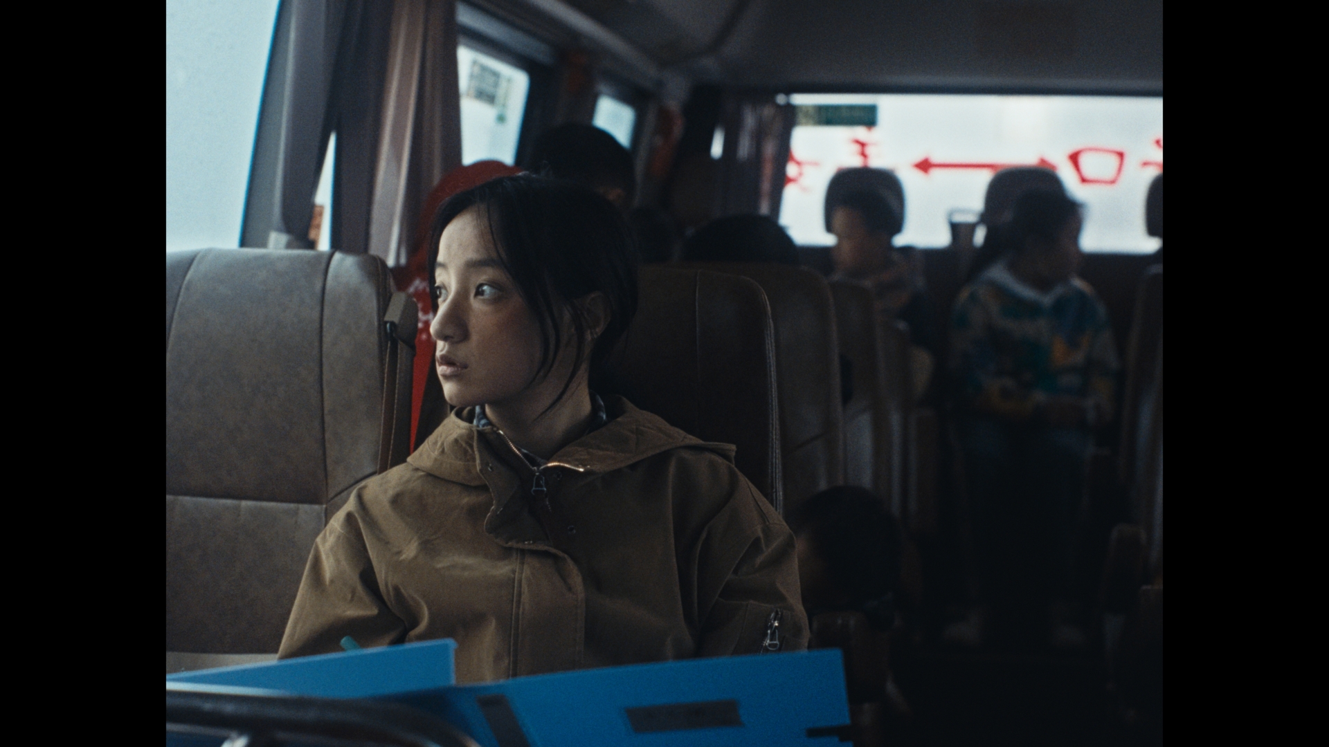 车内女孩望向窗外，调色师黄一锋作品