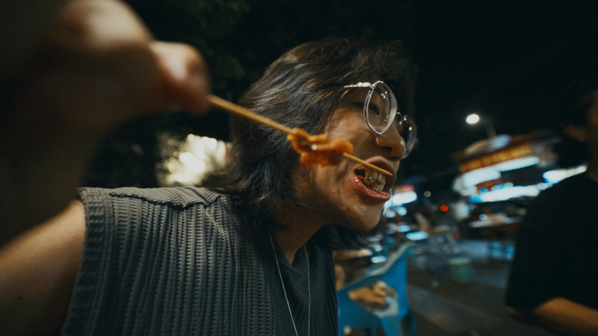 夜间吃串的男子
